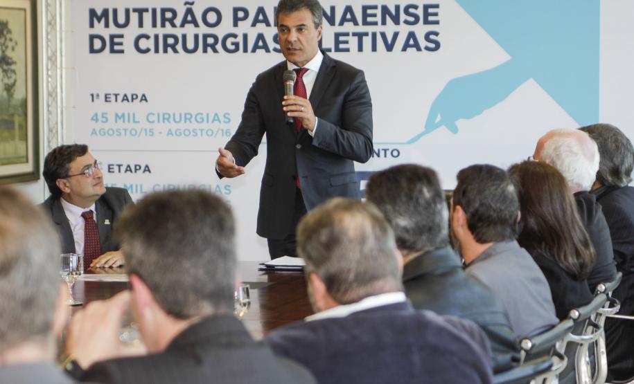 Governador Beto Richa junto com o secretário da Saúde, Michele Caputo Neto, assina contrato de gestão entre a secretaria da Saúde e a Fundação Estatal de Atenção em Saúde do Paraná (FUNEAS), e prorroga o Mutirão Paranaense de Cirurgias Eletivas. Presente o secretário da Infraestrutura e Logística, José Richa Filho, prefeitos e demais autoridades. Curitiba, 23/08/2016. Foto: Pedro Ribas/ANPr