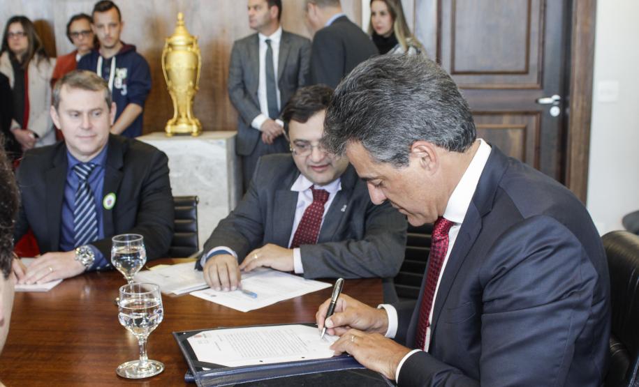Governador Beto Richa junto com o secretário da Saúde, Michele Caputo Neto, assina contrato de gestão entre a secretaria da Saúde e a Fundação Estatal de Atenção em Saúde do Paraná (FUNEAS), e prorroga o Mutirão Paranaense de Cirurgias Eletivas. Presente o secretário da Infraestrutura e Logística, José Richa Filho, prefeitos e demais autoridades. Curitiba, 23/08/2016. Foto: Pedro Ribas/ANPr