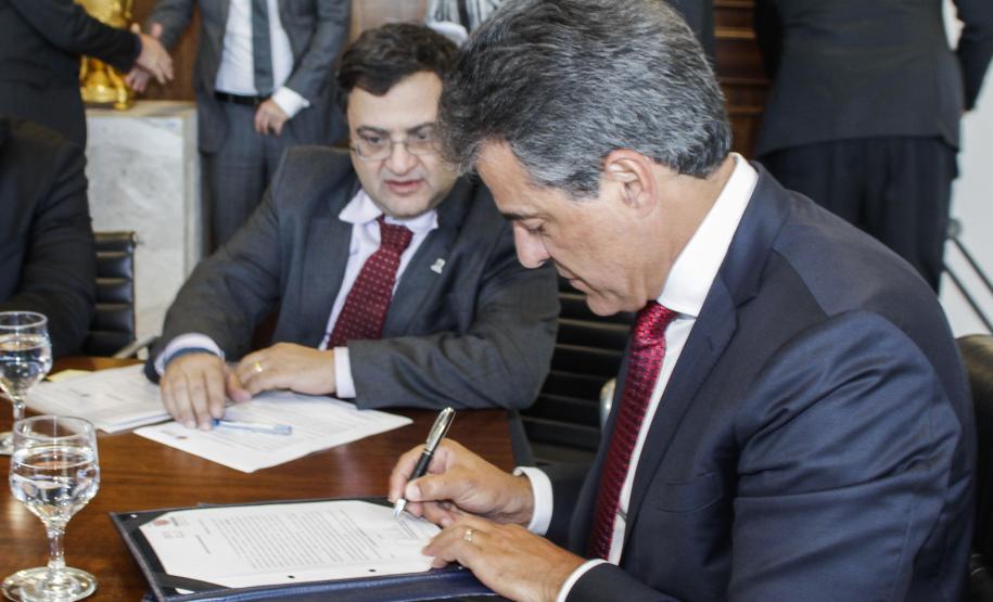 Governador Beto Richa junto com o secretário da Saúde, Michele Caputo Neto, assina contrato de gestão entre a secretaria da Saúde e a Fundação Estatal de Atenção em Saúde do Paraná (FUNEAS), e prorroga o Mutirão Paranaense de Cirurgias Eletivas. Presente o secretário da Infraestrutura e Logística, José Richa Filho, prefeitos e demais autoridades. Curitiba, 23/08/2016. Foto: Pedro Ribas/ANPr
