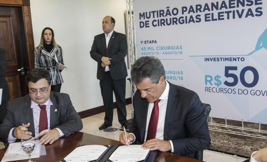 Governador Beto Richa junto com o secretário da Saúde, Michele Caputo Neto, assina contrato de gestão entre a secretaria da Saúde e a Fundação Estatal de Atenção em Saúde do Paraná (FUNEAS), e prorroga o Mutirão Paranaense de Cirurgias Eletivas. Presente o secretário da Infraestrutura e Logística, José Richa Filho, prefeitos e demais autoridades. Curitiba, 23/08/2016. Foto: Pedro Ribas/ANPr
