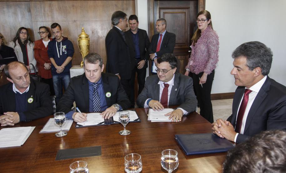 Governador Beto Richa junto com o secretário da Saúde, Michele Caputo Neto, assina contrato de gestão entre a secretaria da Saúde e a Fundação Estatal de Atenção em Saúde do Paraná (FUNEAS), e prorroga o Mutirão Paranaense de Cirurgias Eletivas. Presente o secretário da Infraestrutura e Logística, José Richa Filho, prefeitos e demais autoridades. Curitiba, 23/08/2016. Foto: Pedro Ribas/ANPr
