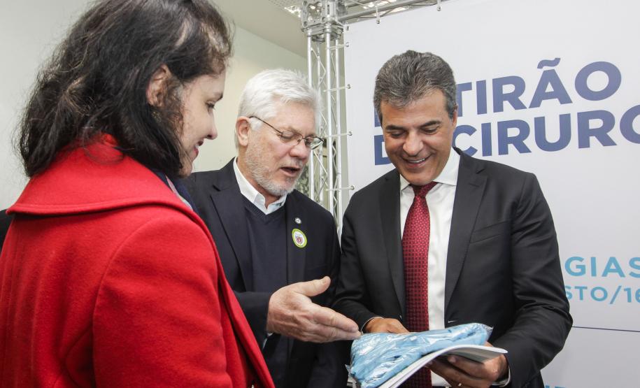 Governador Beto Richa junto com o secretário da Saúde, Michele Caputo Neto, assina contrato de gestão entre a secretaria da Saúde e a Fundação Estatal de Atenção em Saúde do Paraná (FUNEAS), e prorroga o Mutirão Paranaense de Cirurgias Eletivas. Presente o secretário da Infraestrutura e Logística, José Richa Filho, prefeitos e demais autoridades. Curitiba, 23/08/2016. Foto: Pedro Ribas/ANPr
