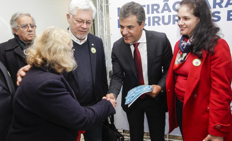 Governador Beto Richa junto com o secretário da Saúde, Michele Caputo Neto, assina contrato de gestão entre a secretaria da Saúde e a Fundação Estatal de Atenção em Saúde do Paraná (FUNEAS), e prorroga o Mutirão Paranaense de Cirurgias Eletivas. Presente o secretário da Infraestrutura e Logística, José Richa Filho, prefeitos e demais autoridades. Curitiba, 23/08/2016. Foto: Pedro Ribas/ANPr