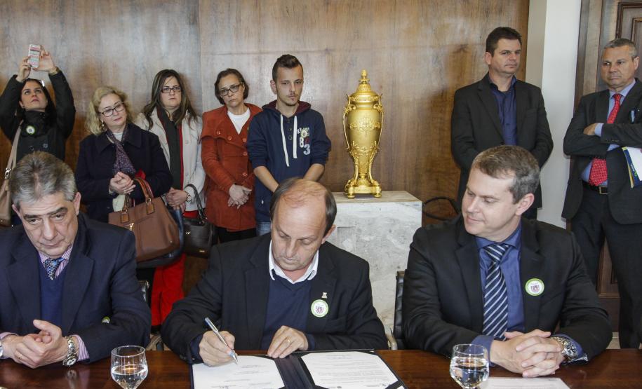 Governador Beto Richa junto com o secretário da Saúde, Michele Caputo Neto, assina contrato de gestão entre a secretaria da Saúde e a Fundação Estatal de Atenção em Saúde do Paraná (FUNEAS), e prorroga o Mutirão Paranaense de Cirurgias Eletivas. Presente o secretário da Infraestrutura e Logística, José Richa Filho, prefeitos e demais autoridades. Curitiba, 23/08/2016. Foto: Pedro Ribas/ANPr