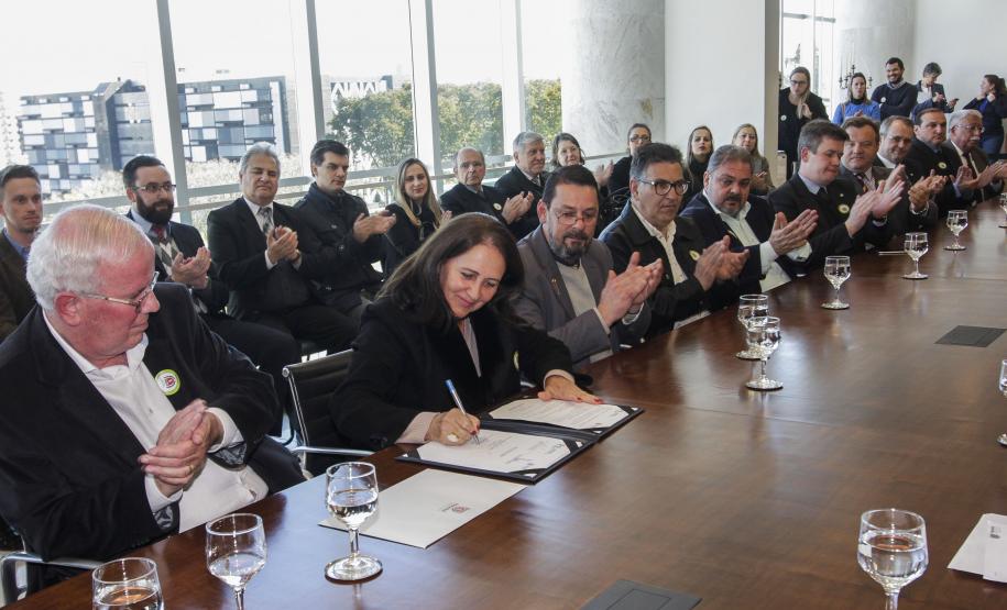 Governador Beto Richa junto com o secretário da Saúde, Michele Caputo Neto, assina contrato de gestão entre a secretaria da Saúde e a Fundação Estatal de Atenção em Saúde do Paraná (FUNEAS), e prorroga o Mutirão Paranaense de Cirurgias Eletivas. Presente o secretário da Infraestrutura e Logística, José Richa Filho, prefeitos e demais autoridades. Curitiba, 23/08/2016. Foto: Pedro Ribas/ANPr