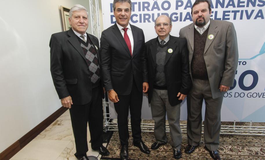 Governador Beto Richa junto com o secretário da Saúde, Michele Caputo Neto, assina contrato de gestão entre a secretaria da Saúde e a Fundação Estatal de Atenção em Saúde do Paraná (FUNEAS), e prorroga o Mutirão Paranaense de Cirurgias Eletivas. Presente o secretário da Infraestrutura e Logística, José Richa Filho, prefeitos e demais autoridades. Curitiba, 23/08/2016. Foto: Pedro Ribas/ANPr