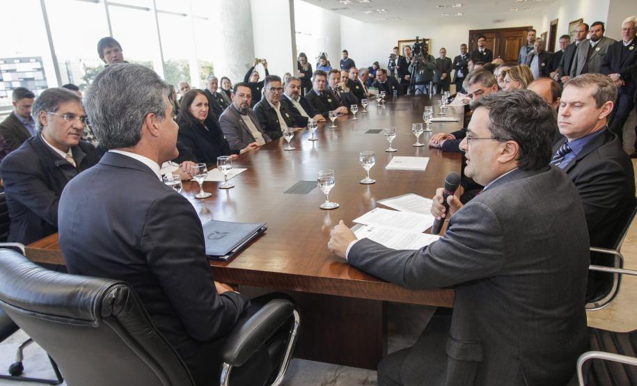 Governador Beto Richa junto com o secretário da Saúde, Michele Caputo Neto, assina contrato de gestão entre a secretaria da Saúde e a Fundação Estatal de Atenção em Saúde do Paraná (FUNEAS), e prorroga o Mutirão Paranaense de Cirurgias Eletivas. Presente o secretário da Infraestrutura e Logística, José Richa Filho, prefeitos e demais autoridades. Curitiba, 23/08/2016. Foto: Pedro Ribas/ANPr