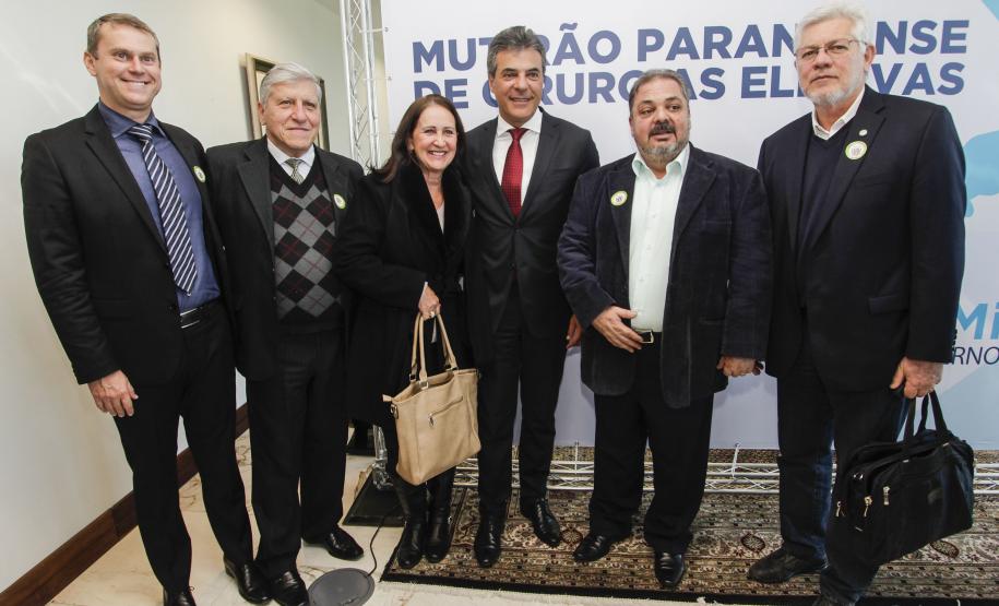 Governador Beto Richa junto com o secretário da Saúde, Michele Caputo Neto, assina contrato de gestão entre a secretaria da Saúde e a Fundação Estatal de Atenção em Saúde do Paraná (FUNEAS), e prorroga o Mutirão Paranaense de Cirurgias Eletivas. Presente o secretário da Infraestrutura e Logística, José Richa Filho, prefeitos e demais autoridades. Curitiba, 23/08/2016. Foto: Pedro Ribas/ANPr