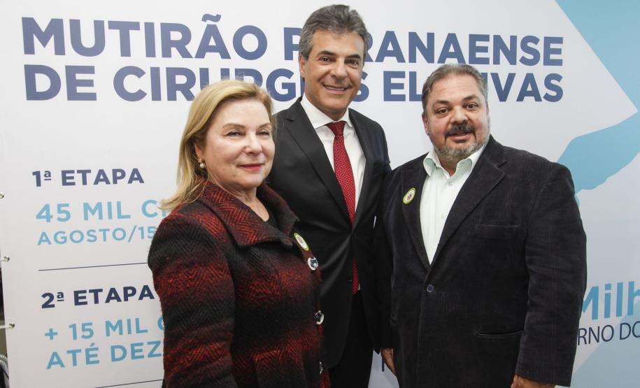 Governador Beto Richa junto com o secretário da Saúde, Michele Caputo Neto, assina contrato de gestão entre a secretaria da Saúde e a Fundação Estatal de Atenção em Saúde do Paraná (FUNEAS), e prorroga o Mutirão Paranaense de Cirurgias Eletivas. Presente o secretário da Infraestrutura e Logística, José Richa Filho, prefeitos e demais autoridades. Curitiba, 23/08/2016. Foto: Pedro Ribas/ANPr