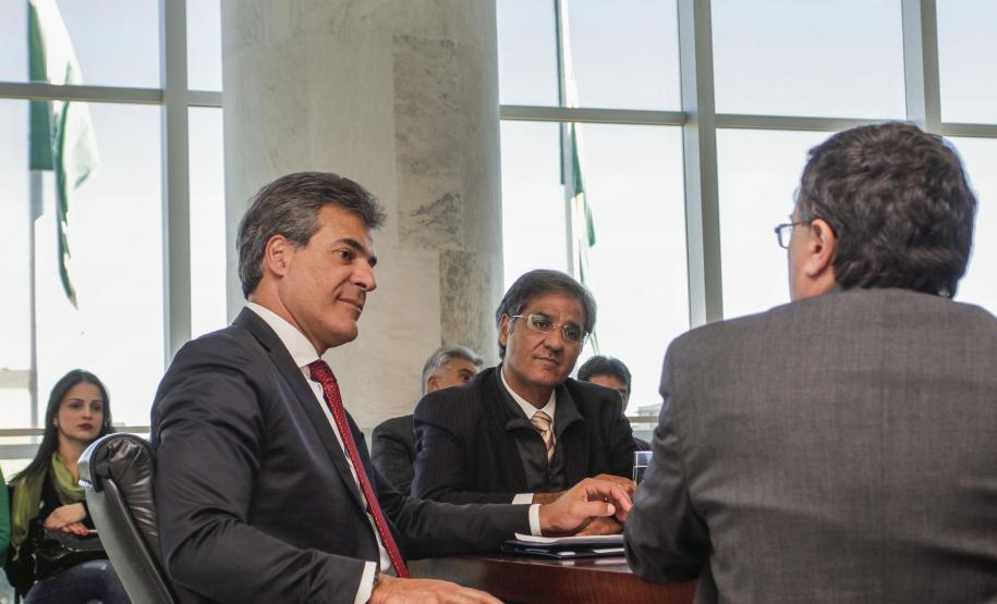 Governador Beto Richa junto com o secretário da Saúde, Michele Caputo Neto, assina contrato de gestão entre a secretaria da Saúde e a Fundação Estatal de Atenção em Saúde do Paraná (FUNEAS), e prorroga o Mutirão Paranaense de Cirurgias Eletivas. Presente o secretário da Infraestrutura e Logística, José Richa Filho, prefeitos e demais autoridades. Curitiba, 23/08/2016. Foto: Pedro Ribas/ANPr