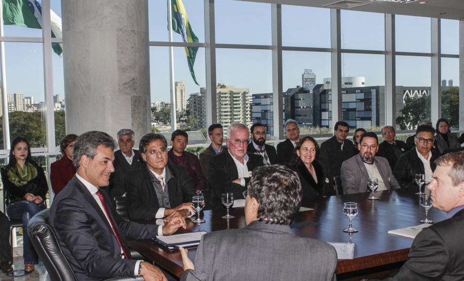 Governador Beto Richa junto com o secretário da Saúde, Michele Caputo Neto, assina contrato de gestão entre a secretaria da Saúde e a Fundação Estatal de Atenção em Saúde do Paraná (FUNEAS), e prorroga o Mutirão Paranaense de Cirurgias Eletivas. Presente o secretário da Infraestrutura e Logística, José Richa Filho, prefeitos e demais autoridades. Curitiba, 23/08/2016. Foto: Pedro Ribas/ANPr