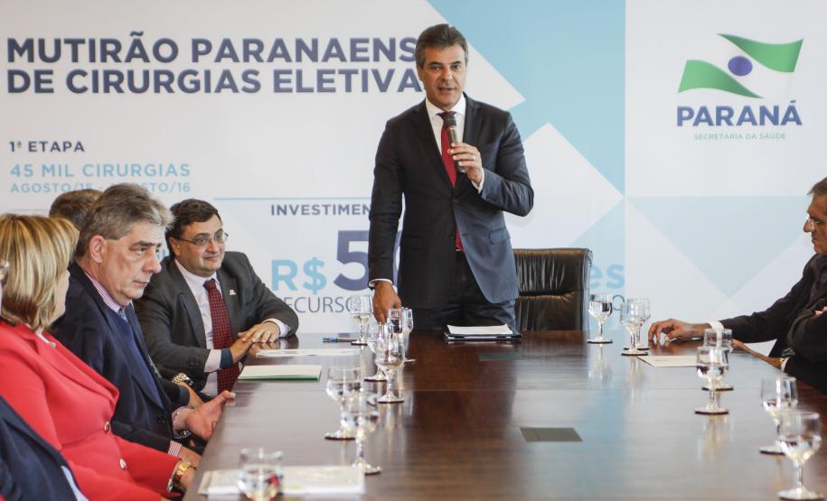 Governador Beto Richa junto com o secretário da Saúde, Michele Caputo Neto, assina contrato de gestão entre a secretaria da Saúde e a Fundação Estatal de Atenção em Saúde do Paraná (FUNEAS), e prorroga o Mutirão Paranaense de Cirurgias Eletivas. Presente o secretário da Infraestrutura e Logística, José Richa Filho, prefeitos e demais autoridades. Curitiba, 23/08/2016. Foto: Pedro Ribas/ANPr