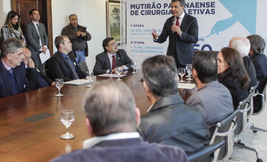 Governador Beto Richa junto com o secretário da Saúde, Michele Caputo Neto, assina contrato de gestão entre a secretaria da Saúde e a Fundação Estatal de Atenção em Saúde do Paraná (FUNEAS), e prorroga o Mutirão Paranaense de Cirurgias Eletivas. Presente o secretário da Infraestrutura e Logística, José Richa Filho, prefeitos e demais autoridades. Curitiba, 23/08/2016. Foto: Pedro Ribas/ANPr