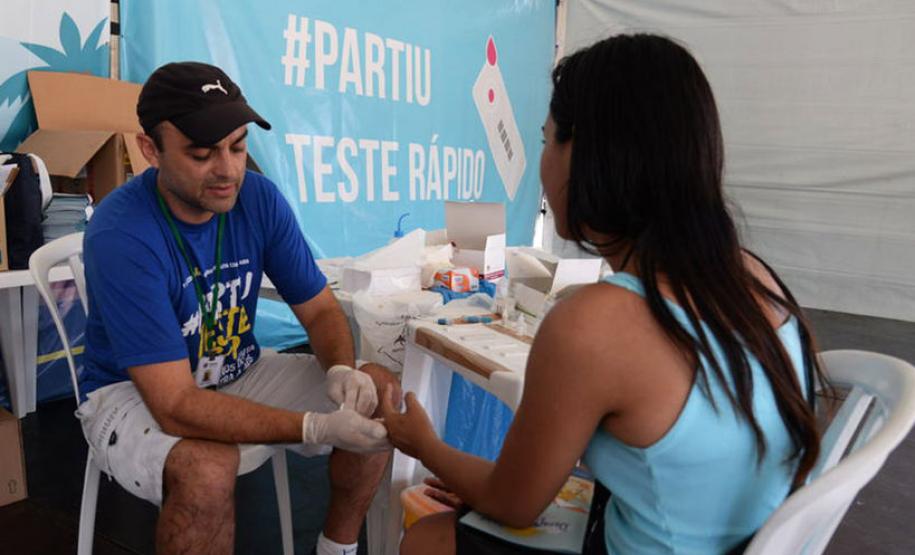 Testes rápidos feitos na praia garantem a saúde de veranistas no Litoral