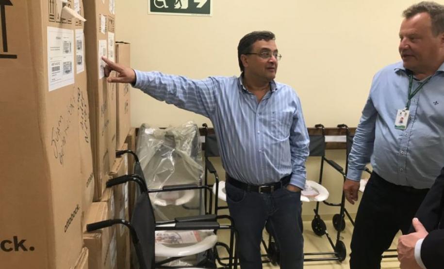 Centro Hospitalar de Reabilitação entrega cadeira de rodas número 100 Centro Hospitalar de Reabilitação entrega cadeira de rodas número 100