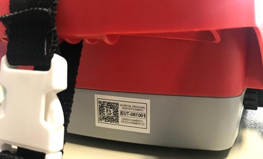 Funeas desenvolve sistema de controle de equipamentos por QR Code O QR Code é um tipo de código de barras bidimensional (2D), que significa Quick Response, sendo traduzido para o português como Resposta Rápida. Essa pequena figura é capaz de armazenar múltiplas informações; é a partir da leitura destes que a equipe técnica das unidades hospitalares terão acesso a determinadas informações sobre cada equipamento do hospital.