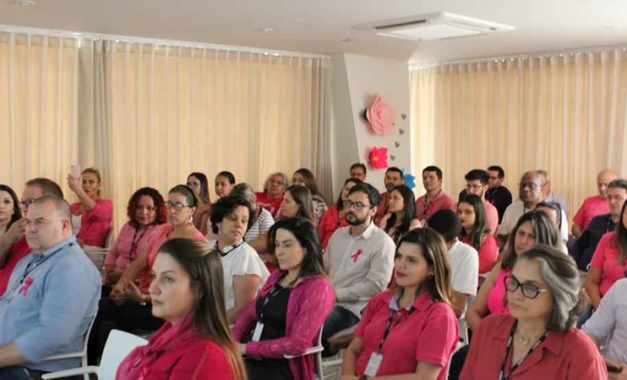 O evento “Outubro Rosa — um toque de amor, previna-se” teve como intuito levar informações às equipes que compõem a Funeas. A solenidade foi organizada pela diretoria técnica da Fundação e contou com uma palestra ministrada pela gerente de enfermagem e hotelaria da Funeas, Rosângela Galvão Cordeiro, que abordou diversos assuntos acerca do câncer de mama
