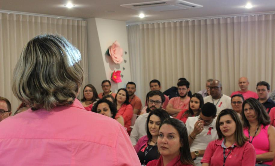 O evento “Outubro Rosa — um toque de amor, previna-se” teve como intuito levar informações às equipes que compõem a Funeas. A solenidade foi organizada pela diretoria técnica da Fundação e contou com uma palestra ministrada pela gerente de enfermagem e hotelaria da Funeas, Rosângela Galvão Cordeiro, que abordou diversos assuntos acerca do câncer de mama