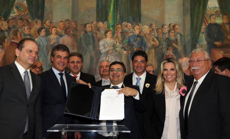 Paraná terá mais R$ 54,5 milhões para a Saúde Governador Beto Richa assina portarias que estabelecem recursos para o bloco de atenção de média e alta complexidade ambulatorial e hospitalar do Paraná, com o Ministério da Saúde. Participaram do evento o ministro Ricardo Barros, a vice-governadora Cida Borghetti, o secretário estadual da Saúde, Michele Caputo Netto, deputados e demais autoridades.Curitiba, 17/10/2016.Foto: Orlando Kissner/ANPr