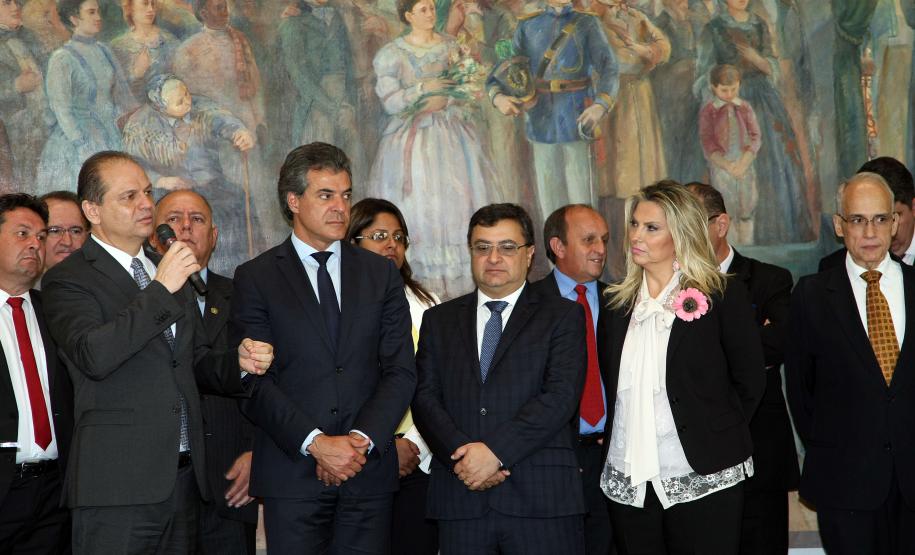 Liberação de investimentos da Saúde O governador Beto Richa e o ministro da Saúde, Ricardo Barros, anunciam nesta segunda-feira (17) recursos do Governo Federal para habilitação e qualificação de 38 serviços de saúde em todo o Paraná