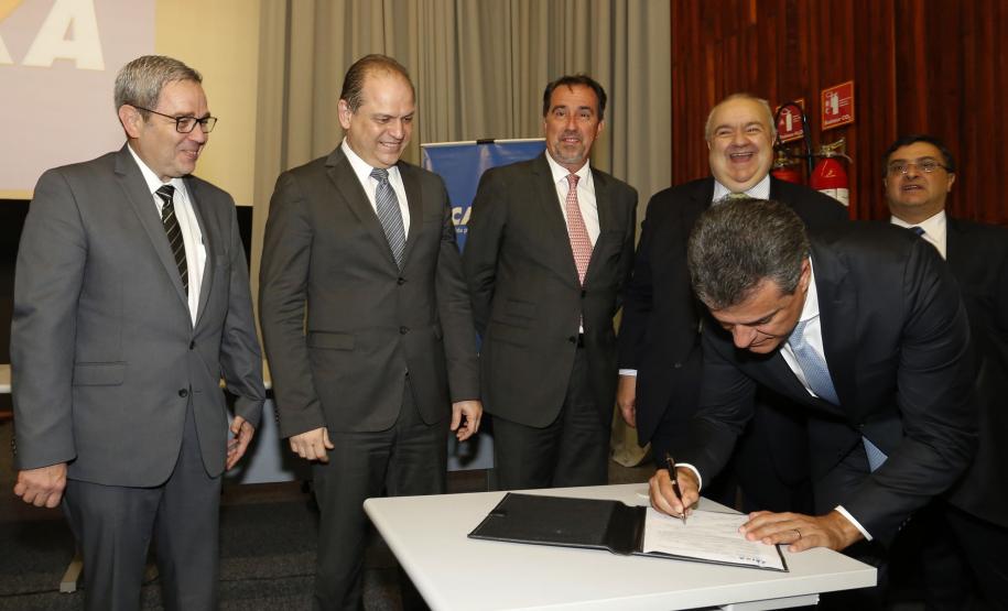 BETO RICHA PARTICIPA DE REUNIÃO DE APRESENTAÇÃO DE LINHAS DE CRÉDITO DO BNDS E CAIXA HOSPITAIS. O governador Beto Richa participa nesta segunda-feira (19), no auditório da Caixa Econômica Federal, da apresentação das Linhas de Créditos, BNDS Saúde e Caixa Hospitais. Participaram: presidente da Caixa Econômica Federal, Gilberto Occhi e o ministro da Saúde, Ricardo Barros, entre outros.Curitiba, 19-12-16.Foto: Arnaldo Alves / ANPr.
