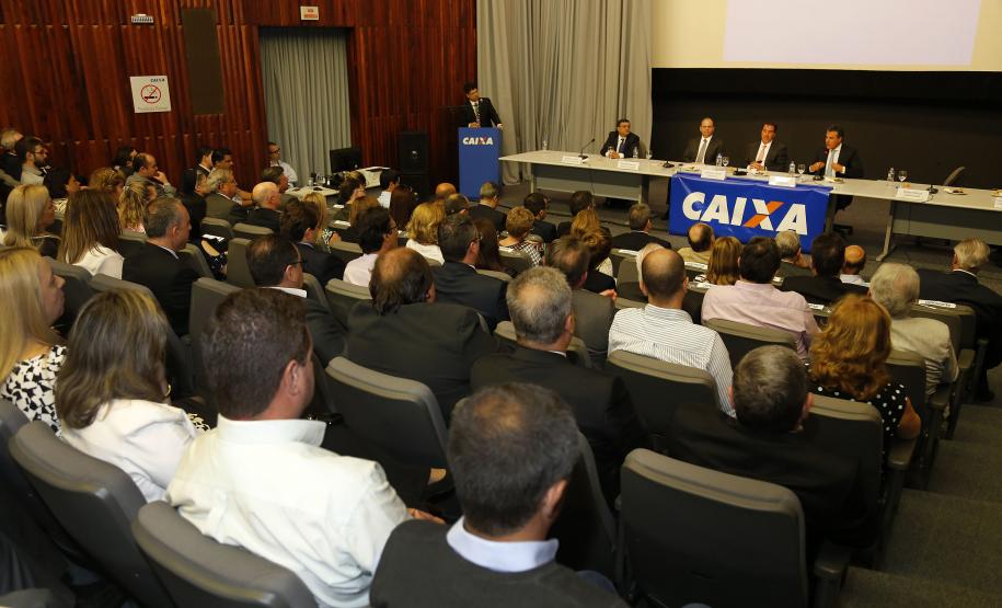 BETO RICHA PARTICIPA DE REUNIÃO DE APRESENTAÇÃO DE LINHAS DE CRÉDITO DO BNDS E CAIXA HOSPITAIS. O governador Beto Richa participa nesta segunda-feira (19), no auditório da Caixa Econômica Federal, da apresentação das Linhas de Créditos, BNDS Saúde e Caixa Hospitais. Participaram: presidente da Caixa Econômica Federal, Gilberto Occhi e o ministro da Saúde, Ricardo Barros, entre outros.Curitiba, 19-12-16.Foto: Arnaldo Alves / ANPr.