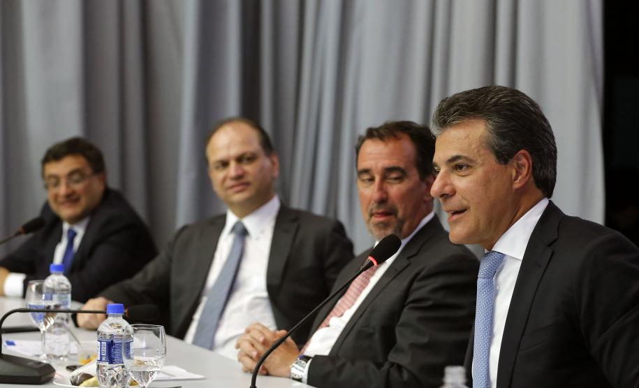 BETO RICHA PARTICIPA DE REUNIÃO DE APRESENTAÇÃO DE LINHAS DE CRÉDITO DO BNDS E CAIXA HOSPITAIS. O governador Beto Richa participa nesta segunda-feira (19), no auditório da Caixa Econômica Federal, da apresentação das Linhas de Créditos, BNDS Saúde e Caixa Hospitais. Participaram: presidente da Caixa Econômica Federal, Gilberto Occhi e o ministro da Saúde, Ricardo Barros, entre outros.Curitiba, 19-12-16.Foto: Arnaldo Alves / ANPr.