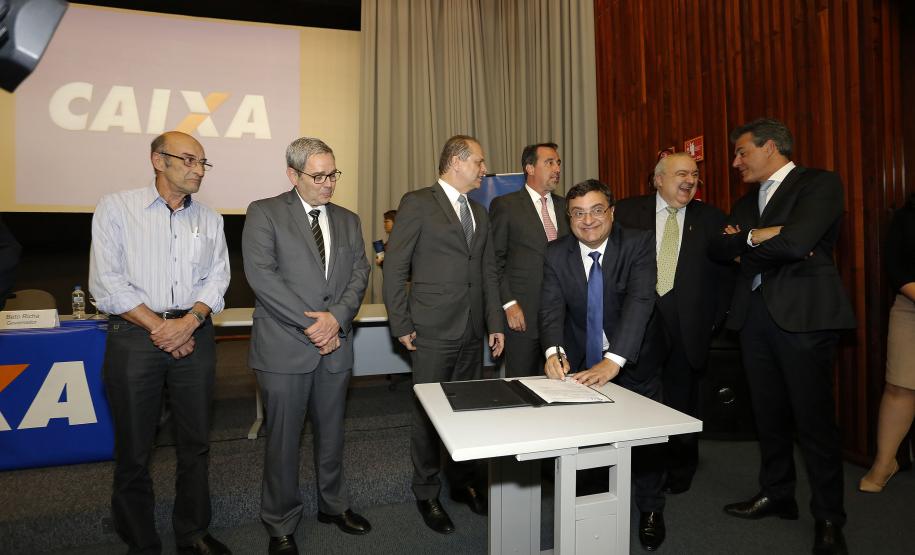 BETO RICHA PARTICIPA DE REUNIÃO DE APRESENTAÇÃO DE LINHAS DE CRÉDITO DO BNDS E CAIXA HOSPITAIS. O governador Beto Richa participa nesta segunda-feira (19), no auditório da Caixa Econômica Federal, da apresentação das Linhas de Créditos, BNDS Saúde e Caixa Hospitais. Participaram: presidente da Caixa Econômica Federal, Gilberto Occhi e o ministro da Saúde, Ricardo Barros, entre outros.Curitiba, 19-12-16.Foto: Arnaldo Alves / ANPr.