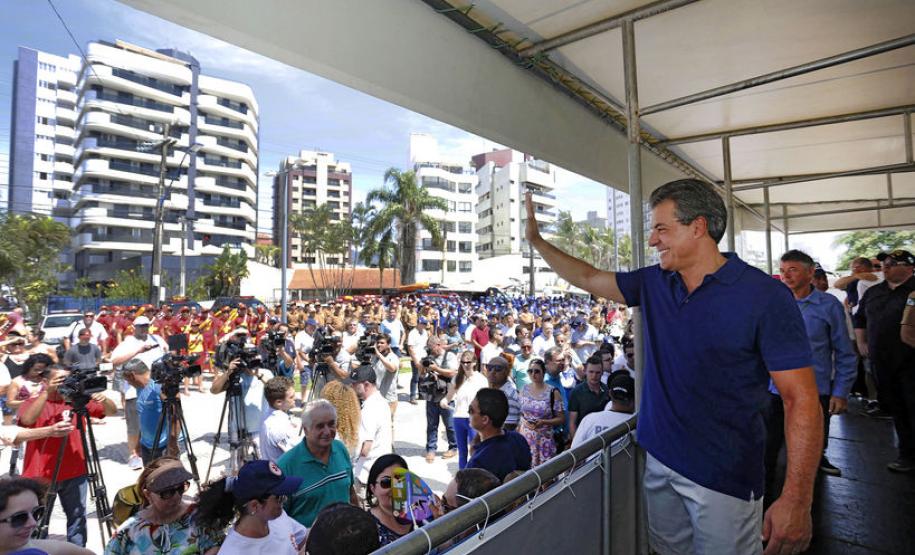 BETO RICHA LANÇA A OPERAÇÃO VERÃO 2017, EM CAIOBÁ. O governador Beto Richa participa do lançamento da Operação Verão 2017, em Caiobá. Participaram da solenidade: secretário Chefe da Casa Militar, cel. Adilson Castilho Casitas, secretário de Comunicação Social, Márcio Vilella, comandante do Corpo de Bombeiros, cel. Juceli Simiano Junior e os prefeitos do litoral do Paraná: de Matinhos, Eduardo Dalmora, de Guaratuba, Evani Justus e de Pontal do Paraná, Edgar Rossi, entre outros.Matinhos, 27-12-16.Foto: Arnaldo Alves / ANPr.
