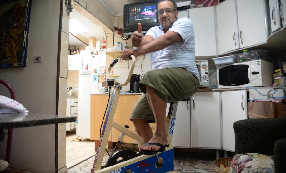 Gerson Barbalho Benedito, 51 anos, recebeu um novo coração no mês de julho, após aguardar um ano na fila de espera em Curitiba. Antes da cirurgia, o ex-padeiro precisou largar a profissão por não poder fazer mais nenhum tipo de esforço. Foto: Kássio Pereira/SESA