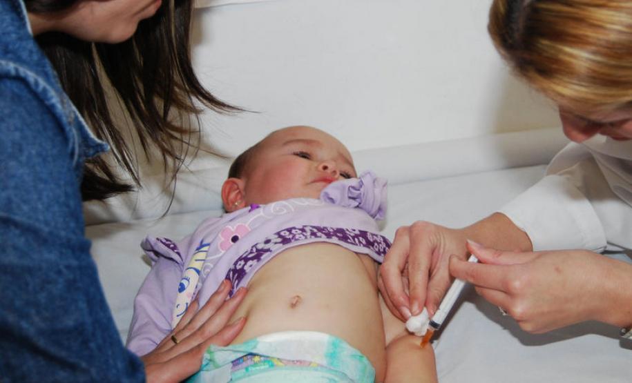 A Campanha de Multivacinação 2016 começa nesta segunda-feira (19) e vai até o dia 30 com o objetivo de resgatar não vacinados ou completar esquemas de imunização. São 14 tipos de vacinas que fazem parte do esquema vacinal de crianças menores de 5 anos e entre 9 de 14 anos. No Paraná, serão mais de 2 mil salas de vacina em funcionamento.Foto: Venilton Küchler/SESA