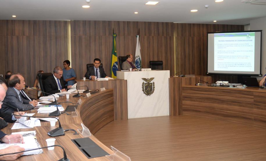 Com 12,08% aplicados em Saúde, Paraná ampliou serviços à população em 2016 Com 12,08% aplicados em Saúde, Paraná ampliou serviços à população em 2016