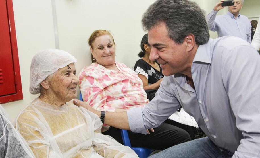 Governador acompanha mutirão paranaense de cirurgias de catarata em Foz Governador Beto Richa acompanha junto com a secretária da Família e Desenvolvimento Social, Fernanda Richa, o mutirão eletivo de cirurgias de catarata no Hospital Municipal Padre Germano Lauck. Na foto, o governador conversa com a sra. Joana Brusque, de 89 anos. Foz do Iguaçu, 07/06/2016. Foto: Pedro Ribas/ANPr