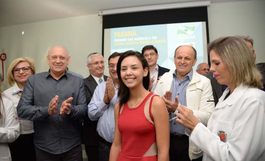 Paraná Inicia campanha inédita de vacinação contra a dengue O Governo do Paraná iniciou no (13) a primeira campanha pública de vacinação contra a dengue das Américas. Nesta primeira etapa, a expectativa é imunizar cerca de 500 mil pessoas com a primeira dose da vacina. O objetivo é proteger a população de 30 municípios prioritários, que registraram as piores epidemias da doença nos últimos cinco anos.